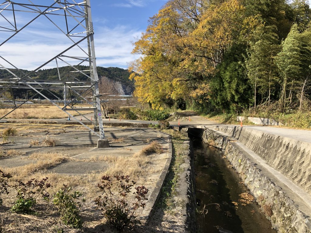 水路と送電塔