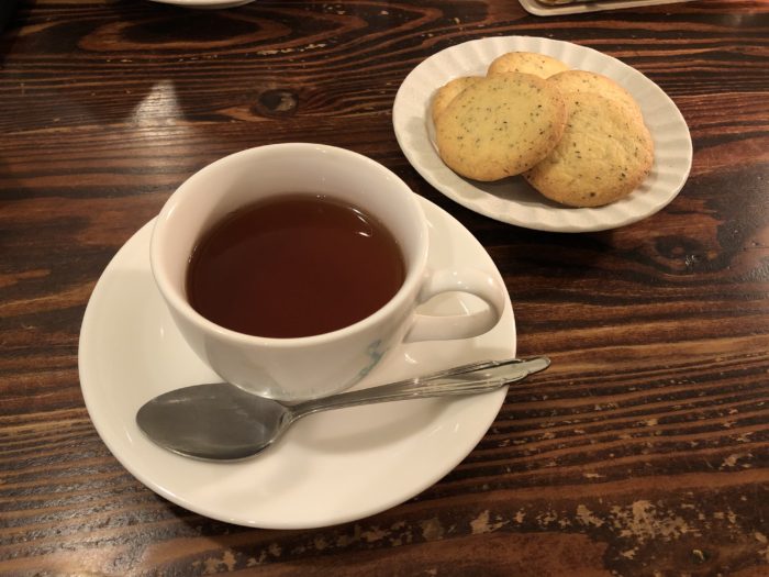 飲み放題の紅茶 and 今日のお菓子 img